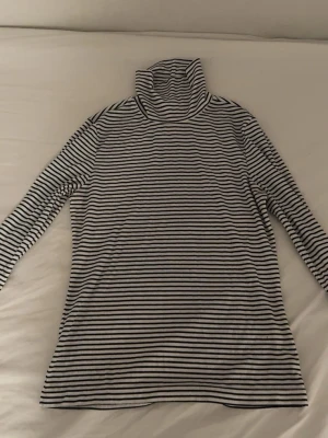 Randig polotröja svartvit S - Säljer en svartvit randig stickad polotröja i storlek S. Har använt den några gånger bara. 🤗