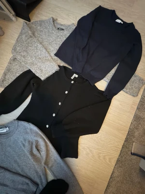 Klädpaket stickade tröjor Pieces Gina T Vila  - Klädpaket med 2 stickade tröjor grå och mörkblå från VILA, en grå från Gina Tricot och en fin svart kofta från Pieces 