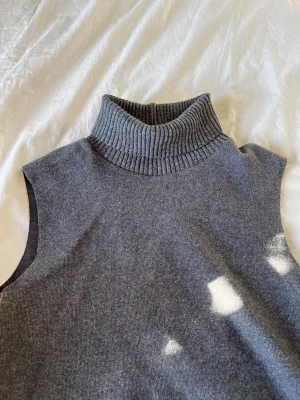 Grå stickad polotröja från Zara - Säljer en grå stickad tröja från Zara med hög polokrage och ribbade detaljer. Aldrig använd! 