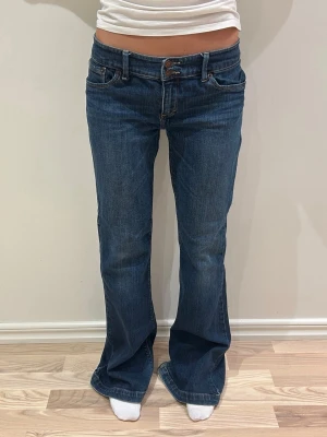 Abercrombie & fitch lågmidjade jeans  - Ett par vintage jeans från Abercrombie & fitch i storlek 6 ”stretch”, vilket motsvarar en M. Observera, jag är 165 på bild och brukar ha XS, därav svårt att visa förväntad passform. Rakt över midjemått: 39cm. Innebenslängd: 80cm. Frakt inom 24h. Se liknande plagg i min profil!