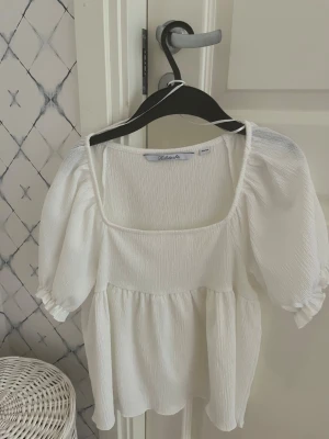 Vit blus  - Super fin vit blus med ballong ärmar💓storleken är 152/164 men jag kan ha den och är en Storlek Xs💓
