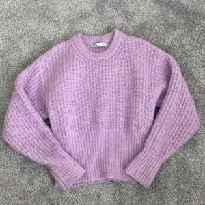 Populär stickad tröja Zara - Superfin ljuslila stickad tröja från Zara i ett mysigt material. Den är figursydd och sitter så skönt på! Passar perfekt nu till hösten och vintern💗💜Väldigt populär och är helt slutsåld