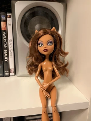 Monster High docka Clawdeen Wolf - Säljer en Monster High docka av karaktären Clawdeen Wolf. Hon har vargöron på huvudet och rörliga leder. Perfekt för samlare eller lek. 🐺🐺💕(inga kläder)