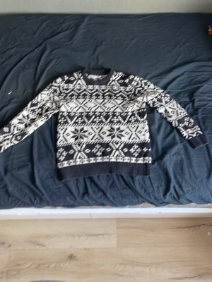 Stickad tröja - Tröjan köptes för ett år sedan, används 3 gånger.  100% bomull