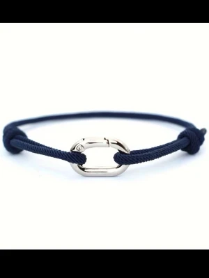 Marinblått armband med metallspänne - Snyggt armband med marinblått justerbart snöre och ett silverfärgat metallspänne i mitten. Perfekt accessoar för en stilren och modern look. Passar både till vardagsoutfits och mer uppklädda tillfällen.