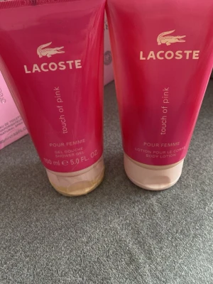 Lacoste Touch of Pink duschgel & bodylotion - Set med Lacoste Touch of Pink duschgel och bodylotion för kvinnor. Båda är nya men en är tejpen bara borttagen på. 🥰🫶🏼 kan köpa styck vis eller båda 🥰