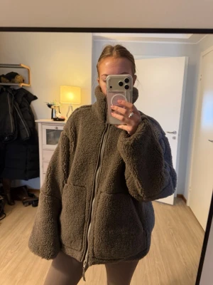 Brun oversized teddyjacka med dragkedja - Mysig oversized teddyjacka i brun färg från H&M! Perfekt för kalla dagar när du vill vara både varm och snygg.