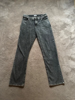 Grå raka jeans - Säljer ett par grå jeans med rak passform. Dom är från Lindex och är i storlek 170💕