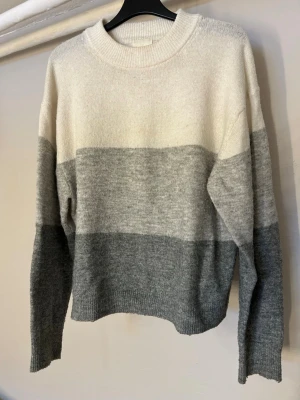 Stickad tröja  - Säljer en stickad tröja i storlek XS från HM