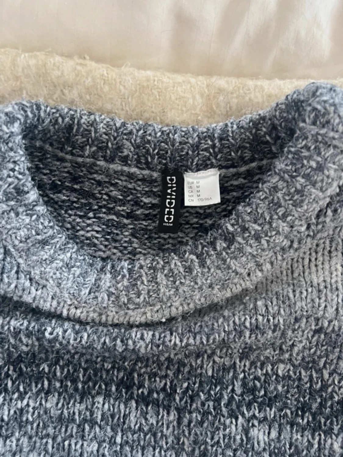 Gråmelerad stickad tröja - 1
