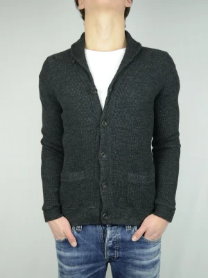 Ralph Lauren cardigan  - RALPH LAUREN STICKAD CARDIGAN Storlek : S Passform : Normal Användning : Tröjan är i ett väldigt fint skick utan defekter Nypris : Cirka 3500SEK Modellen på bilen är 182CM och väger 78KG