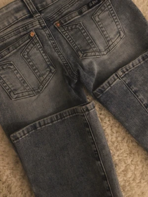 G-Rise bootcut jeans - Säljer ett par populära  g Rise boot cut jeans, säljer då jag tyckte inte om hur dem satt på mig. Dem har 77 cm inner bens längd och passade i längden på mig (161cm). Jag skulle säga att den passar folk i midjan med storlek 32-34 då den är lite stretchig just i midjan. Bara provat och är helt nya, de ända som inte finns kvar är lapparna. Skickar förmodligen dagen ni köper om de inte är jätte sent eller om jag är upptagen. Ny pris är runt 1300kr inte inklusive frakt.