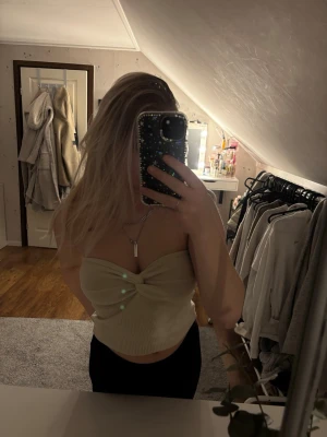 Beige ribbad  topp - Trendig beige  topp med twistad detalj framtill och ribbad struktur. Sitter tight och är croppad, perfekt för att styla med höga byxor eller kjol. Materialet är  stretchigt och bekvämt.  💓