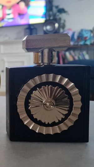 Lattafa Nebras  - Omöjligt att se mängd kvar men uppskattar till lite mer än hälften kvar. 