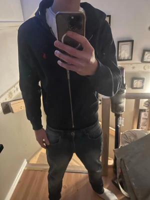 Polo Ralph Lauren Zip Hoodie Mörkblå - Polo Ralph Lauren zip hoodie | mörkblå med röd logga | knappt använd | toppskick | passar S | längd 60 | underarm 47,5 | midja 42,5 | äkta | pris kan diskuteras vid snabb affär | skriv vid frågor | kolla min profil för mer info