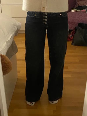 Mörkblå låga vida jeans Abrand - Snygga mörkblå jeans från Abrand (Nelly) med låg midja och breda ben. Helt nya med lapp kvar, säljer då de är lite stora för mig. Modell: 99 Low Wide Halle. Nypris: 1099kr