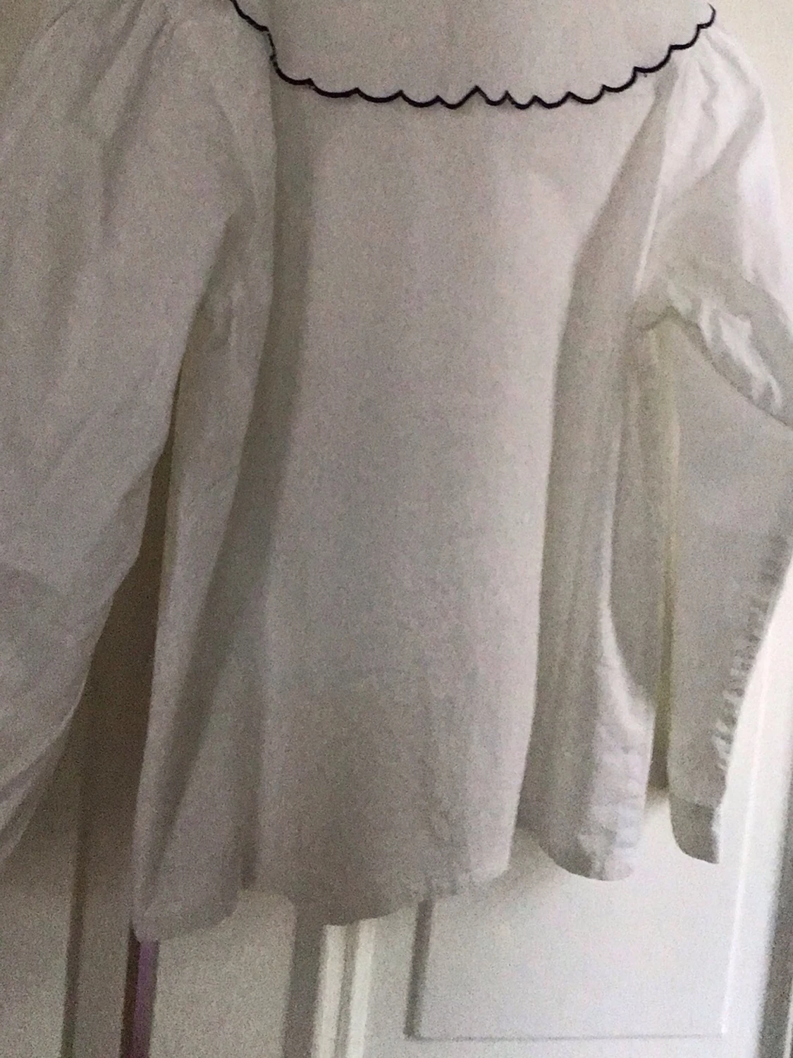 Vit skjorta med broderad krage - 2