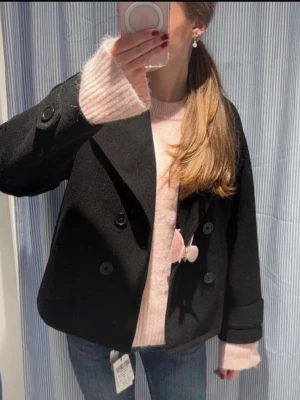  Kort svart kappa -  Säljer en supersnygg kappa ifrån Gina Young. Den är i ett väldigt fint skick. Från Gina Young i storlek 158 / 164 motsvarande xs