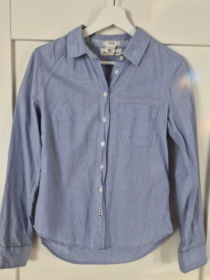 Blå damskjorta 100% bomull - En blå damskjorta från H&M💕 Storlek S, sann i storlek! Inga defekter, 100% bomull. Perfekt när man vill känna sig extra fin eller när man vill ha en mer avslappnad stil! Passa på, fri frakt en vecka fom. 15/2!