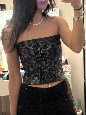 Svart tubtopp med leopardmönstrad  - Aldrig använd prislapp kvar 