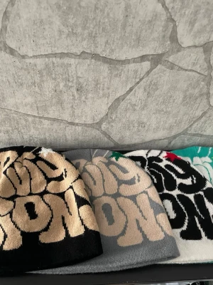 Vinter mössor - Säljer några fina vinter mössor som passar både herr och dam! De kommer i 4 olika färger! Säljer 1 för 60kr och alla fyra mössor för 220kr! Skriv gärna till vilken eller vilka ni vill köpa!😁