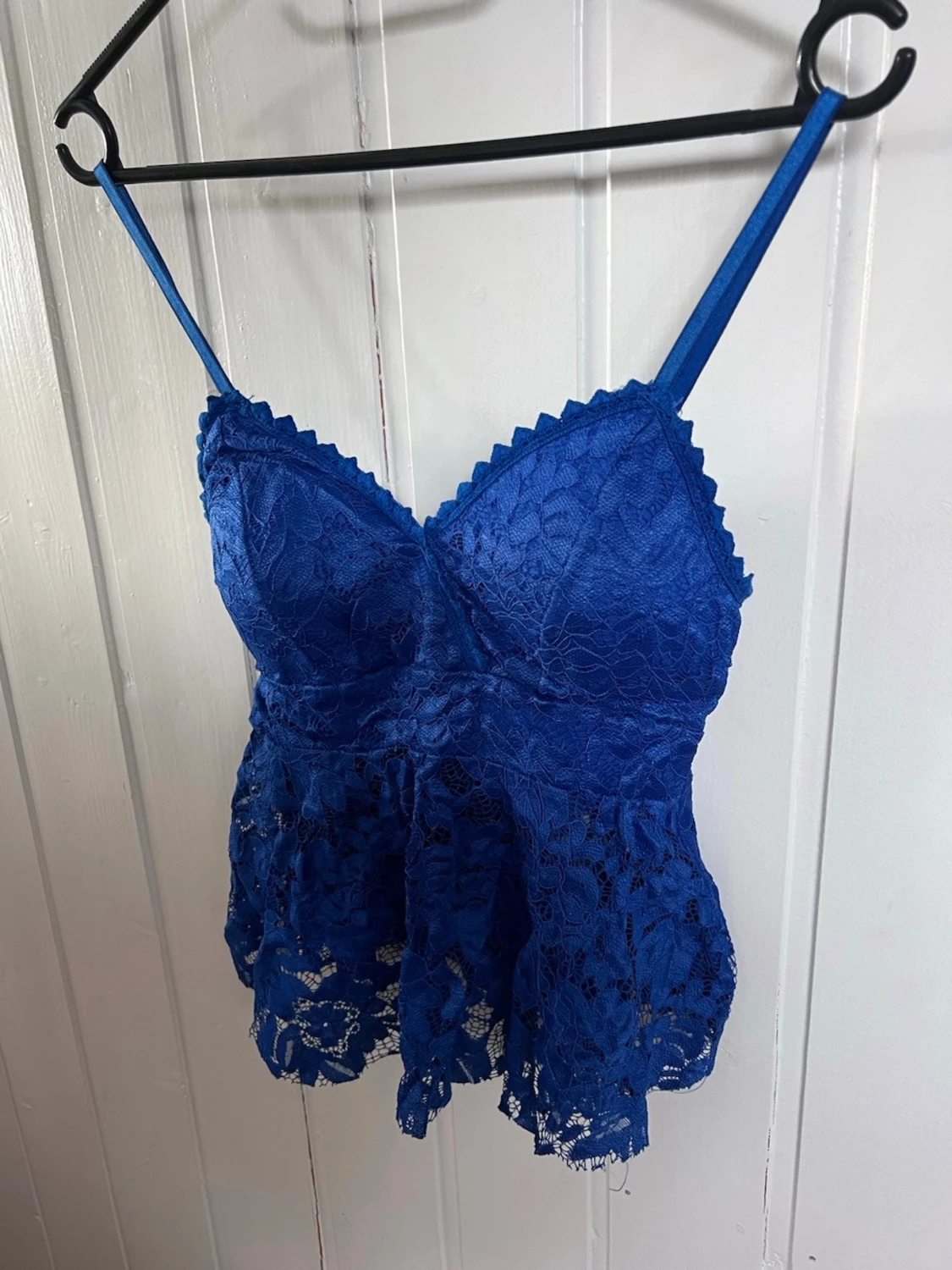 Blå spetsblus med smala axelband