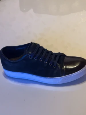 Lanvin Captoe sneakers - grön mocka med brun tå🔥 - Säljer ett par stilrena Lanvin captoe med grön mocka och brun, glansig tå. Riktigt clean modell som funkar till både vardag och mer dressade outfits.                                                        ✔️Nyinköpta oanvända skosnören.                      ✔️Vita sulan är färgad för ett fräschare och mer  orginellt utseende                                                        ✔️Bra skick – normalt slitage men inget grovt            ✔️Bekväma och sitter riktigt bra på foten. ✔️Medföljer en dustbag