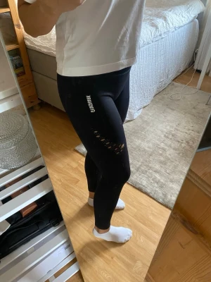 Gymshark träningstights  - Träningstights från gymshark med lite håldetalj. Osäker på storleken men skulle tippa på xs/s