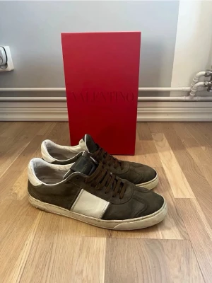 Valentino flycrews  - Snygga sneakers från Valentino i mörkgrönt mocka med vita läderdetaljer på sidan och vit sula. Box o dustbags ingår