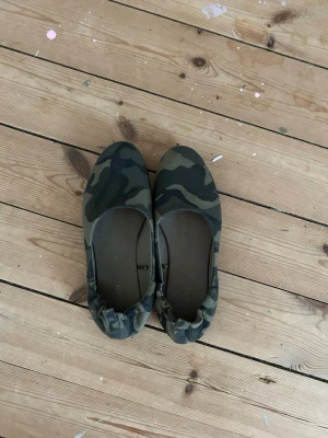 Camouflage Ballerinaskor - Säljer ett par ballerinaskor med coolt camouflage-mönster. Sitter skönt på foten och är stretchiga.
