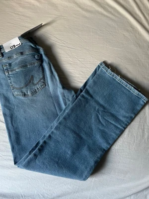 LTB jeans - Helt nya och fina LTB jeans, som ni ser på bilden så är lappen och allting kvar. Storlek W33 L30. Low Rise boot cut valerie. Hör gärna av er angående fler bilder.