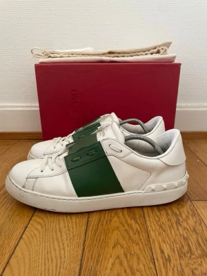Valentino open sneakers  - Säljer nu dessa fina valentino skor | Storlek 43 | Kommer även med extra snören | Hör gärna av er vid frågor eller funderingar 