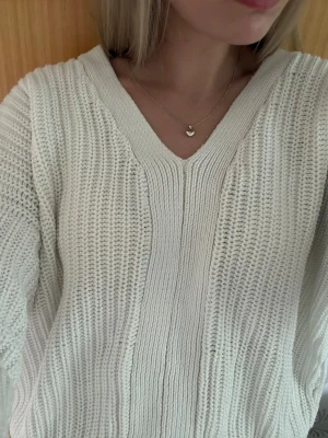 stickad topp - en vit stickad tröja som tyvärr inte kommer till användning, den är i ganska bra skick med några skavanker, men det är inget man tänker på😊
