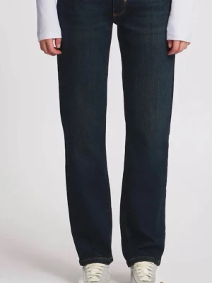 Jeans från Neuw Stockholm - Nya mörkblå jeans från Neuw Stockholm. Modell Mica, Mid Straight leg Selene. Dark Vintage Indigo. Storlek W 28 L 32. Nypris 1499 kr. Innerbenslängd 83 cm. Byxorna är nya, hann att ta av lapparna innan jag insåg att de inte passade bra i midjan då de är för stora, så de gick inte att returnera till butiken. Mica Straight är har bekväm stretch, Neuw Denims signatur reparationssöm och fob-ring. Färg: Selene Dark Vintage INDIGO, straight fit, raka ben. Modellen liknar Levi's Ribcage Straight jeans. 