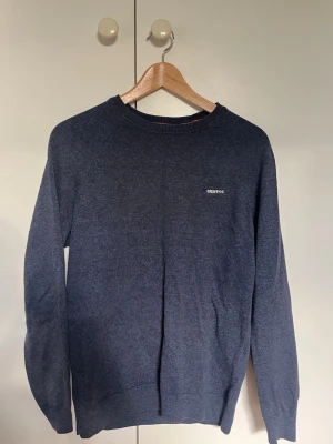 Mörkblå tröja från Superdry - Mörkblå tröja från Superdry. 
