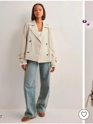 Trenchcoat  - Säljer denna fina trenchcoat som jag köpt från Nelly. Använd endast 3 gånger därav väldigt fint skick. Nypris 699kr. Säljer då jag köpt en annan jacka. Storlek Xxs. 