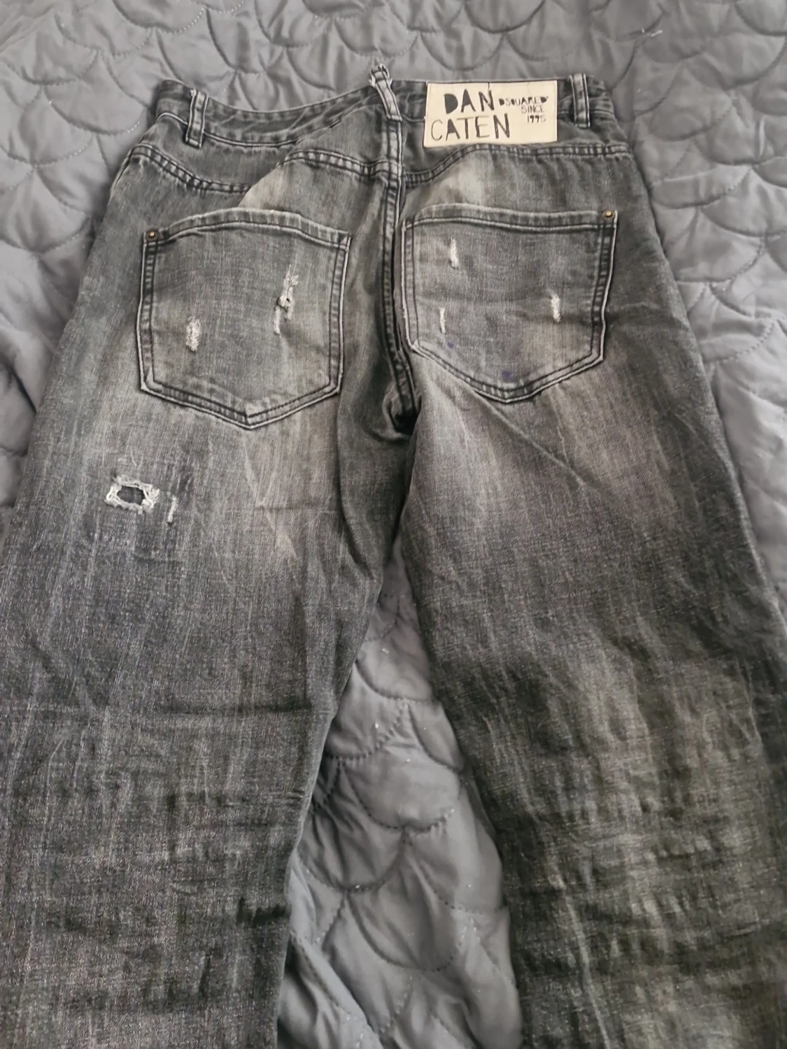 Grå slitna jeans från Dan Caten - 1
