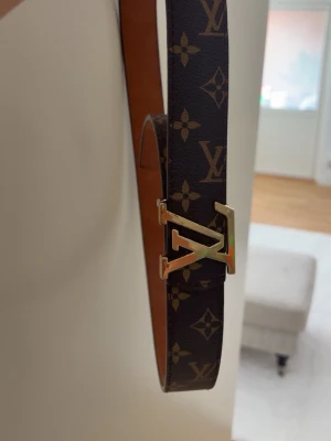 Fint skärp med detalj  - Snyggt bälte, fåtal gånger använt. Finns några repor på detaljen. Därav priset. 120cm