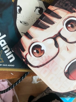 Två manga: Dead Dead Demons & Solanin - Säljer två manga-böcker av Inio Asano: 'Dead Dead Demon's Dededede Destruction' med färgstarkt omslag och 'Solanin' med blått och vitt omslag. Båda har tydliga illustrationer och japansk stil. Perfekt för dig som gillar modern manga och grafiska romaner.