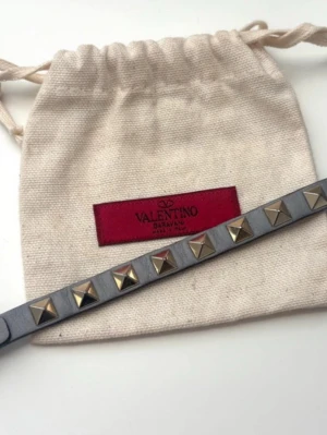 Valentino Garavani grått nitarmband - Snyggt armband från Valentino Garavani i grått läder med nitar!