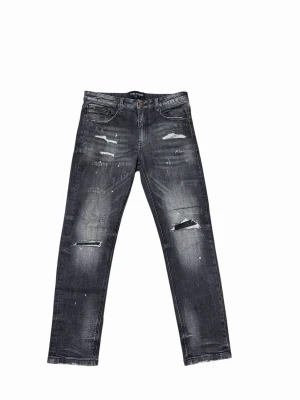 Svarta slitna jeans med raka ben - Säljer ett par svarta jeans från Jack & Jones med slitningar och distressed detaljer. Jeansen har raka ben, klassisk femficksmodell och är tillverkade i denim med en tvättad look. Perfekta för en avslappnad och trendig stil.