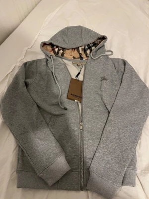 Helt ny  - Väldigt snygg bra material väldigt snygg design 