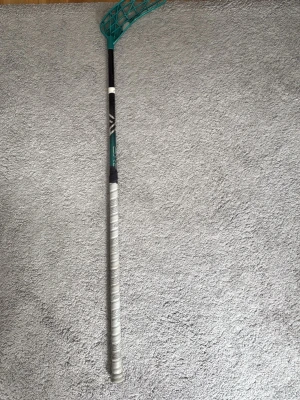 Oxdog Ultimatelight Hez 27 - Säljer min Oxdog ultimatelight hez 27 i 101 cm, som är i mycket bra skick och har inte använts någon träning eller match då jag känner att den inte passar mig. Det är grå KH grip på med grönt highlight blad som är nästan helt nytt, men att jag hookat det. Nypris runt 2000kr men säljer den för 1200 från start och utan blad 1000. Har man några frågor eller vill diskutera pris är det bara att kontakt mig. //Viktor Lindgren
