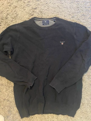 Tjocktröja från Gant - Tjocktröja från gant i mörkblå färg. Använd en del men inga synliga defekter av vad jag kan se