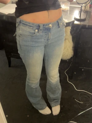  True Religion jeans - Säljer då dom är lite för stora, en liten fläck på rumpan och slitningar vid fot syns på sista bilderna, inget som märks av när man har på sig dom🥰
