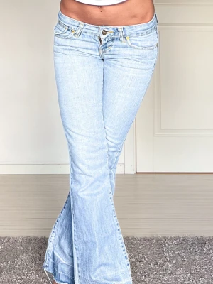 Jeans - Midjemått: 37cm rakt över, innerbenslängd: 77cm 💗