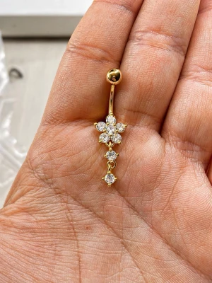 NY Oanvänd - Navelpiercing  - 🔥 ERBJUDANDE: Få 30% rabatt när du köper 2 valfria piercingar! 🔥  Passa på att fynda och uppdatera din smyckessamling 💖 Skicka ett meddelande vid intresse eller frågor!