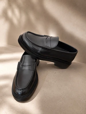 Massimo Dutti Loafers Svart – Storlek 41 – Nyskick - Säljer ett par exklusiva loafers från Massimo Dutti i storlek 41. Skorna är endast provade och är därför i nyskick. Säljs enbart eftersom de blev något för stora för mig.  En stilren och tidlös penny loafer med kraftig sula och premiumkänsla. Massimo Dutti är känt för hög kvalitet, elegant design och god komfort, vilket gör dessa perfekta både för arbete, fest, affärsmöten och vardagsbruk.