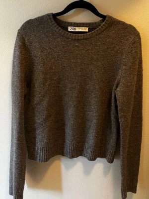 Grå stickad tröja från Zara - Mysig grå stickad tröja från Zara i storlek M. 