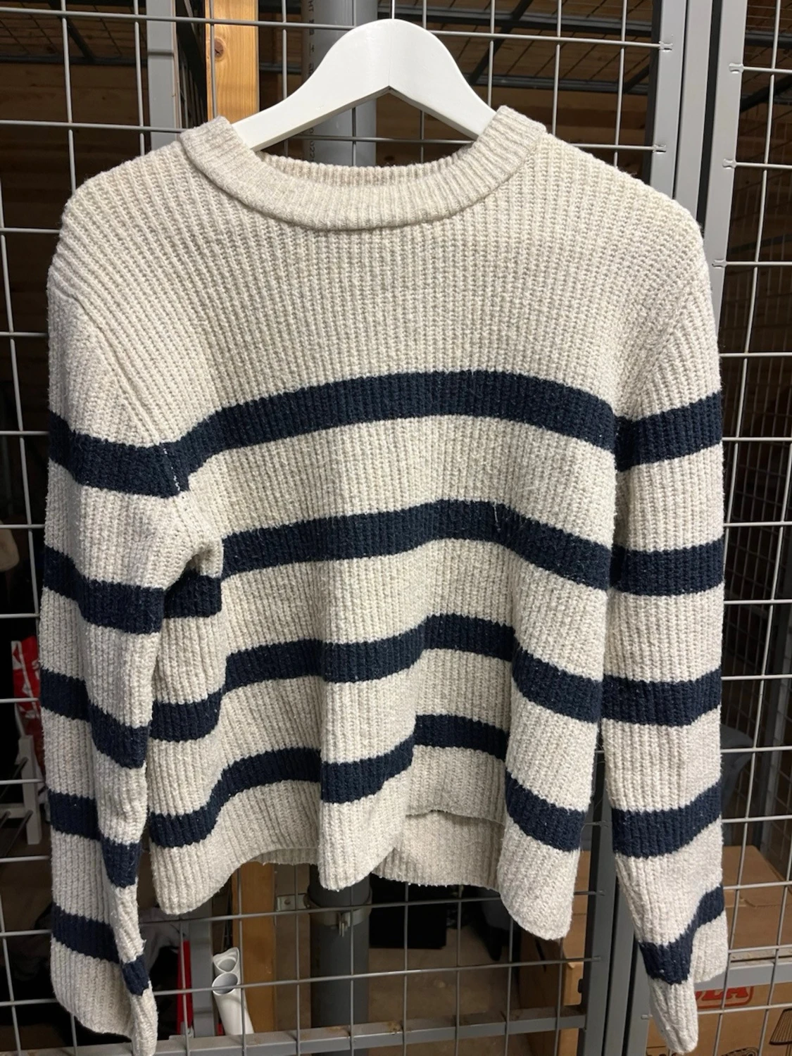 Randig stickad tröja i offwhite och marinblå
